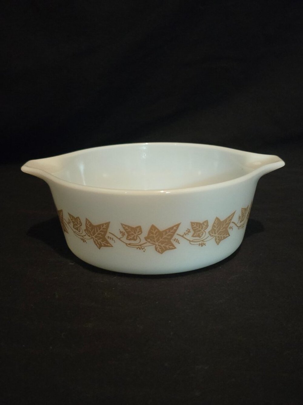 Pyrex 472 1 1/2 PT Sandalwood 1961-1962 Tan on White Serve and Store Dish